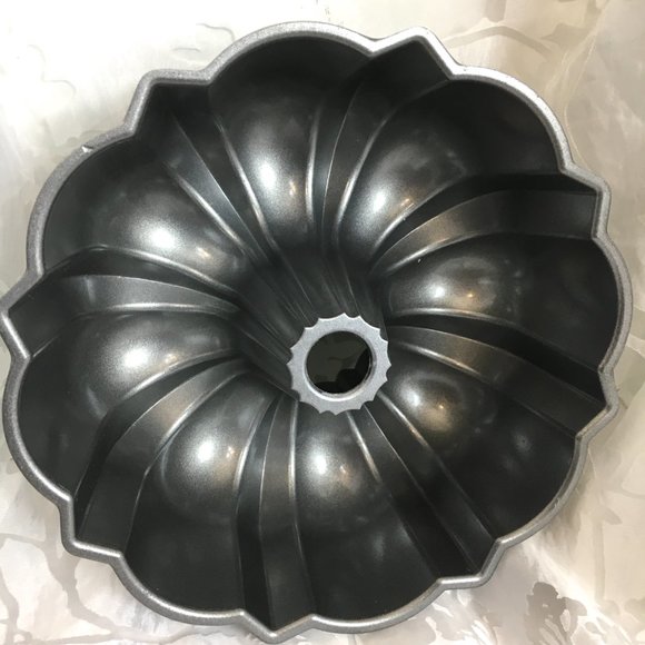 NORDIC WARE Fluted Tube Bundt Cake Pan Bakeware EUC - Picture 6 of 10